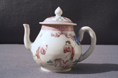 Een fijne Chinese famille rose theepot en een 'Romance of the Western Chamber' bord, Yongzheng/Qianlong